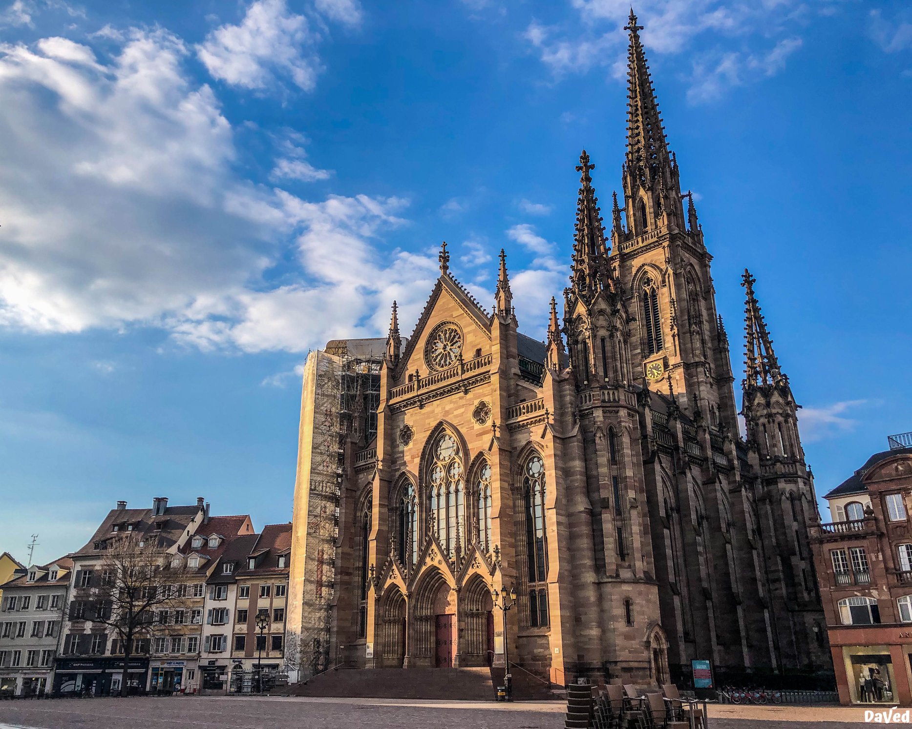 Le temple Saint-Etienne, édifice protestant le plus haut de France, érigé au milieu du 19e siècle sur la Place de la Réunion. • © David Ball, DaVed